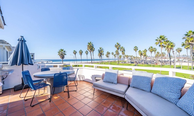 South Mission Beach Casa | 12 BEDROOM FAMILY / WORK OCEAN OASIS SLEEPS 40; 8 CAR PARKING