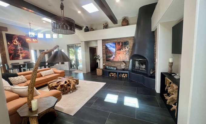 Pinnacle Peak Casa | Hogar personalizado de más de 12 habitaciones con 2 casitas, campo de astillado de 18 hoyos y cueva para hombres