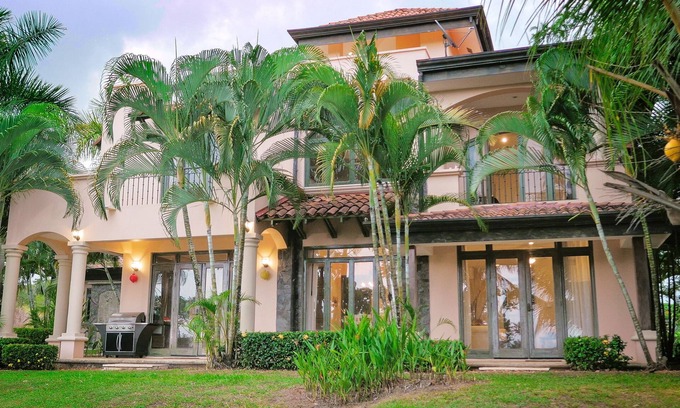 Esterillos Este Villa | 123: 3 PISCINAS, VISTAS AL OCÉANO, TERRAZAS DE YOGA, PINGPONG, ¡BRISAS FRESCAS!