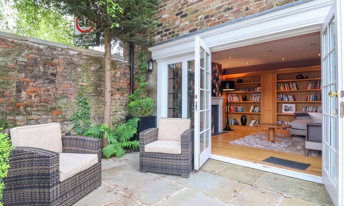 Beverley Cabaña | 12 Cross Street