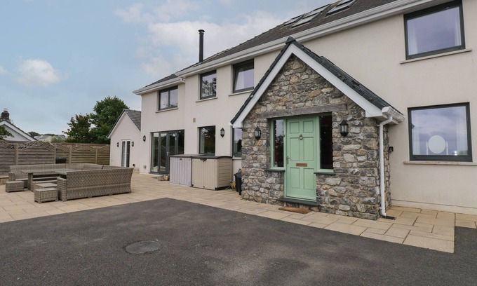 Oldwalls Casa | 12 MALTHALL, pet friendly, with open fire in Llanrhidian