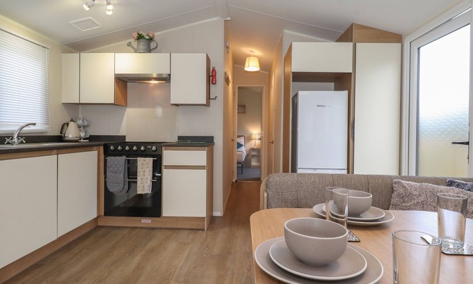 Carnforth Cabaña | 12 MEADOW VIEW, pet friendly, with a garden in Kirkby Lonsdale