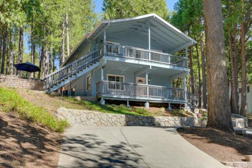Pollock Pines Casa | 12 Mi to Apple Hill Family-Friendly Cabin Retreat