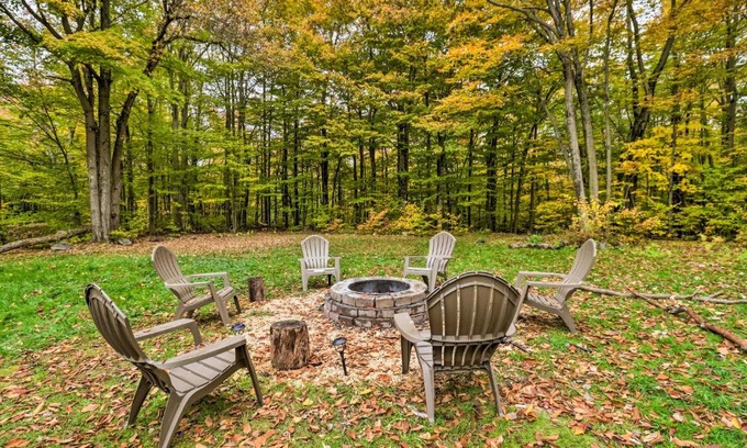 Tobyhanna Casa | 12 Mi to Camelback Ski Resort Home with Decks!