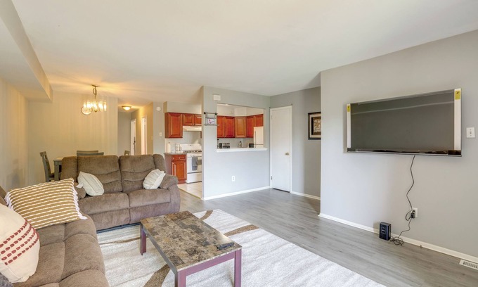 Northeast Philadelphia Apartamento | 12 Mi to Center City: Philadelphia Apt w/ Balcony