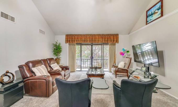 Las Colinas Condominio | 12 Mi to Downtown Dallas: Irving Condo w/ Balcony