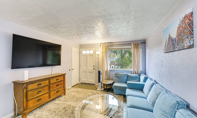 Penn Hills Casa | 12 Mi to Dtwn: Pittsburgh Home w/ In-Unit Laundry!