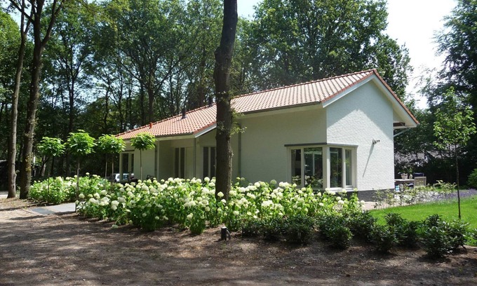 Uden Casa | 12 person detached country house with trampoline & Private outdoor hot tub