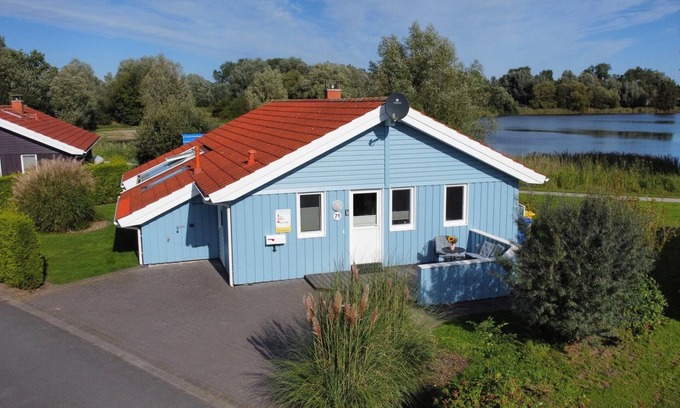 Norderteil Casa | 12 person family holiday home with sauna, whirlpool, two showers and toilets, wood-burning stove and canoe in 1st row to the lake with wonderful lake view in Otterndorf