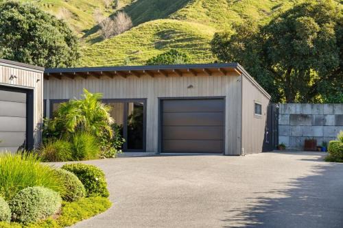 Wainui Apartamento | 120m to Wainui Beach - Modern Coastal Unit
