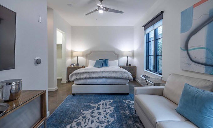 West End Hotel | 121 Hotel by AvantStay | Chic & Modern Superior Suite In Ideal Location!