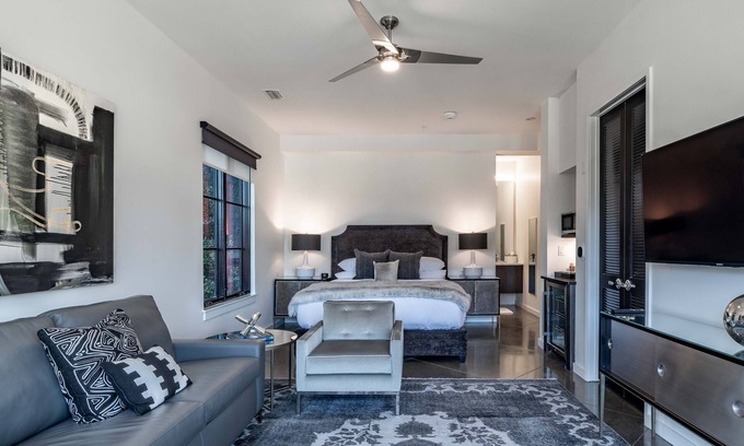 West End Hotel | 121 Hotel by AvantStay | Modern Executive Suite w/ Juliet Balcony In Nashville!