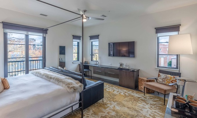 West End Hotel | 121 Hotel by AvantStay | Modern Executive Suite w/ Juliet Balcony In Nashville!