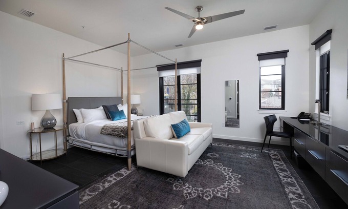 West End Hotel | 121 Hotel by AvantStay | Modern Executive Suite w/ Juliet Balcony In Nashville!