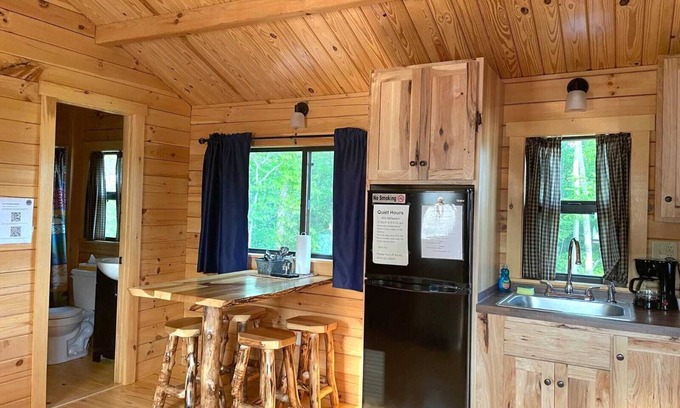 Logan Cabina | 121) Woodpecker Log Cabin. Close to Hocking Hills State Park and more!