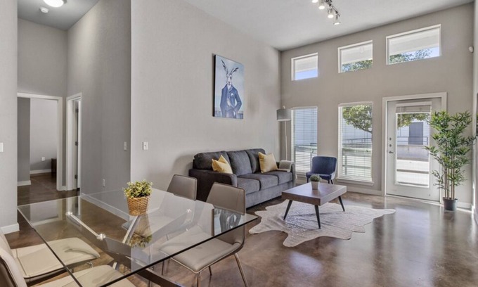 Fort Worth Cultural District Apartamento | 12ft Ceilings | King Bed | Luxury Apartment