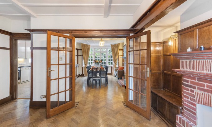 Golders Green Casa | 13-Bed London Gem, Opposite Tube perfect for groups and families