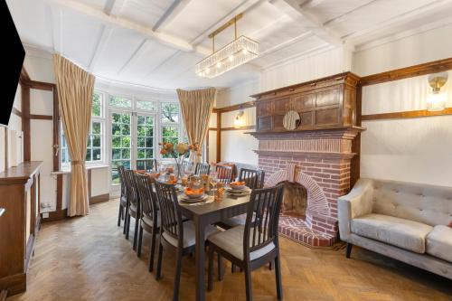 Brent Cross Casa | 13-Bed London Gem, Opposite Tube Station less than 1 min walk