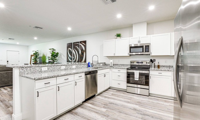 Memphis Condominio | 13 Mi to Beaches: Pet-Friendly Condo in Palmetto!