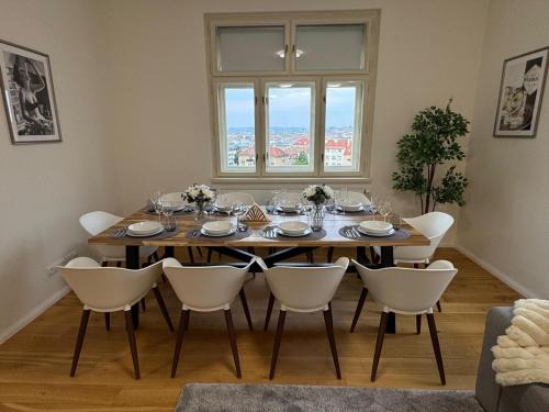 Prague 5 Apartamento | 130 m2 Apartment with Amazing View & Balcony