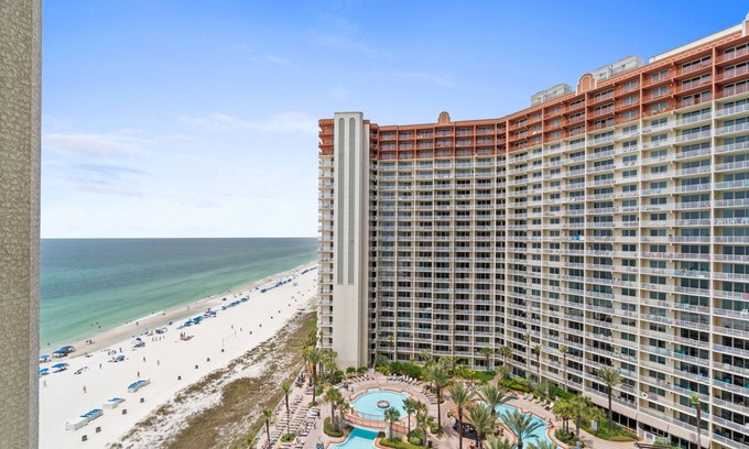 Panama City Beach Complejo | 1328 Pool & Beach views, w/2 parking passes, lagoon-style pool sleeps up to 10