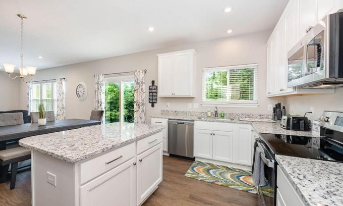 Otterbien Home Casa | 1344 soaring way NEW Cheerful 5 bedroom home in quiet suburban area
