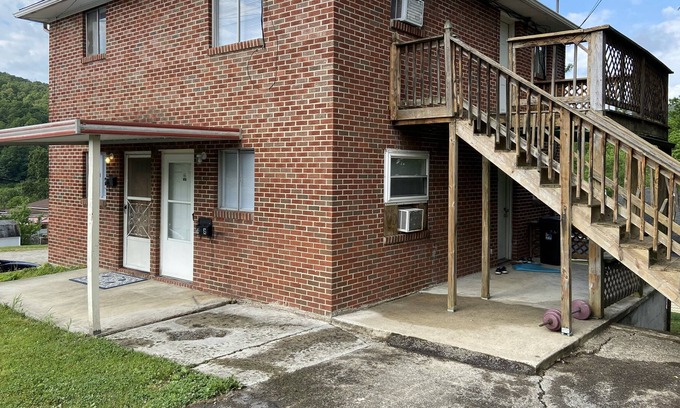 Kilsyth Casa | 14 B North Grimmett. Traveling Nurses Welcome.