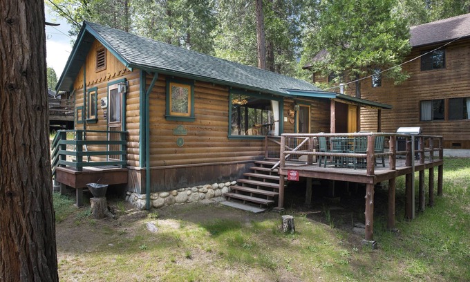 North Wawona Cabina | Chipmunk Hollow - ¡Pon tu naturaleza en marcha!