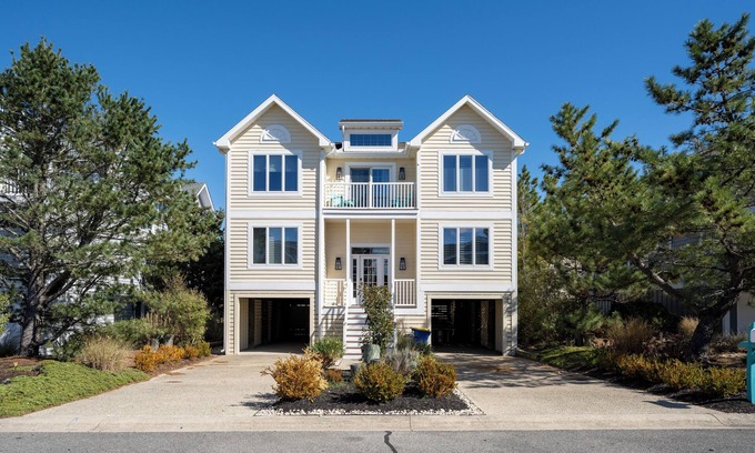 Lewes Casa | 140 Henlopen Shores - Large home close to the beach in Cape Shores!
