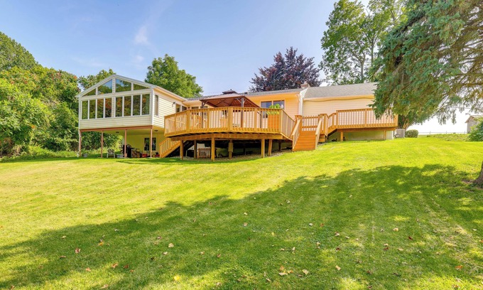Ionia Casa | ‘1440 Getaway’ w/ Yard & Deck ~ 16 Mi to Rochester