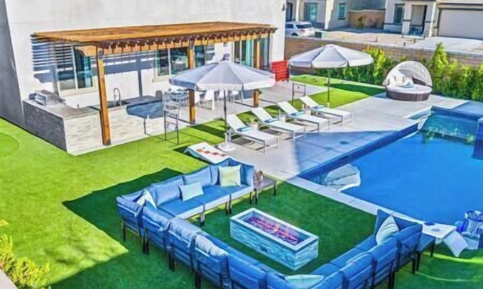 Coachella Casa | 15 Bed, Glow Gameroom, Putting green, Pool & BBQ