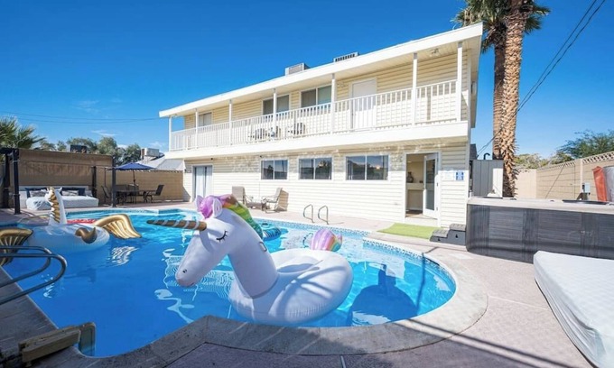 Las Vegas Casa | 15 Beds, Heated Pool, Hot Tub, BBQ, Close to Strip