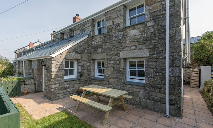 Pendeen Cabaña | 15 BOSCASWELL DOWNS, pet friendly, with open fire in Pendeen