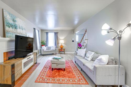 North Rosedale Park Casa | 15 Mi to Dtwn Detroit Cozy Family Home with Yard!