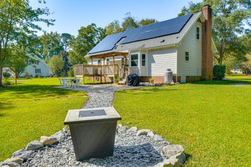 Fuquay-Varina Casa | 15 Mi to Raleigh Pet-Friendly Home with Fire Pit!