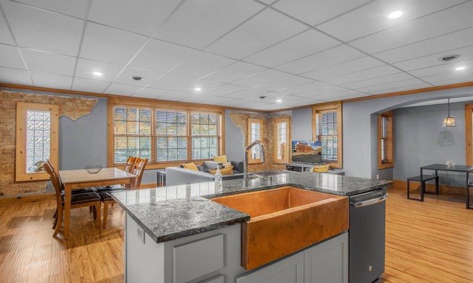 Mishawaka Apartamento | 15 Min from Campus! Large 2BR Perfect for Groups!