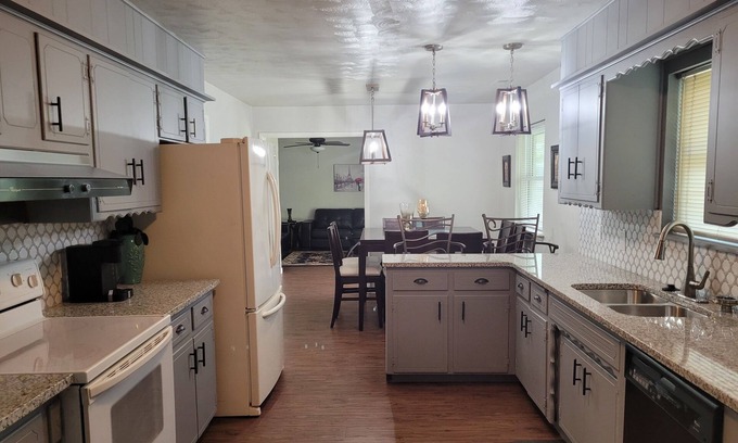 Moore Casa | 15 min from University Of Oklahoma