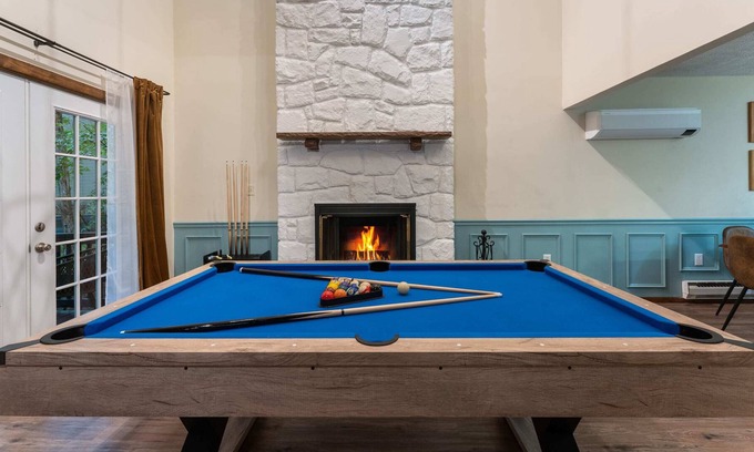 East Stroudsburg Cabina | 15 min to Camelback | Hot Tub | Game Room | Modern