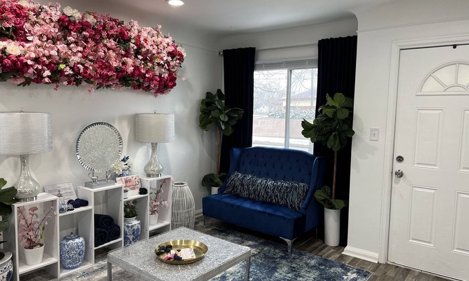 Redford Casa | 15 mins Away from Downtown Detroit Beautiful home Perfect for taking Selfies