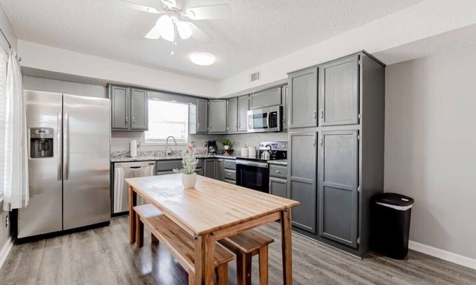 Red Bank Casa | 15 Mins to Columbia Airport - Win-Some At Wynnsum!