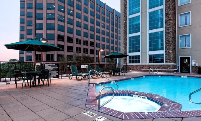 Shearer Hills - Ridgeview Apartamento | 15 Minutes from the Riverwalk! | Free Breakfast + Outdoor Pool and Hot Tub