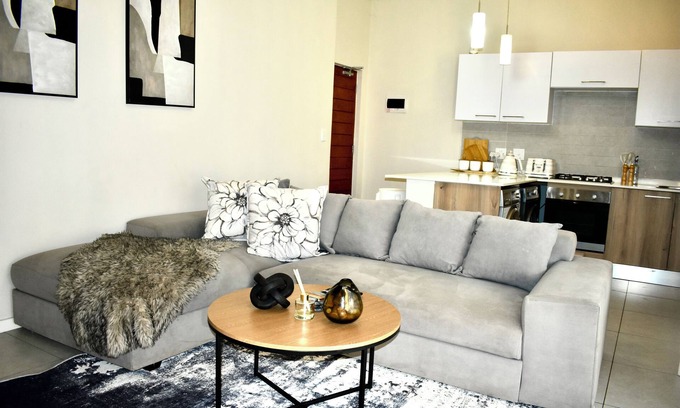 Greater Johannesburg Metropolitan Area Apartamento | 15 minutes to all Johannesburg heart travels - OR Tambo Airport, cozy 1 bedroom.