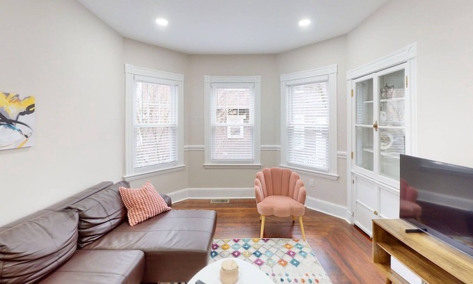 Roslindale Apartamento | 15 minutes to Fenway Park! Family-sized unit offers free parking.
