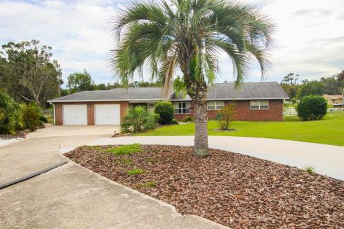 Crystal River Casa | 15 Minutes to the Gulf of Mexico! Beautiful home on Lake Rousseau
