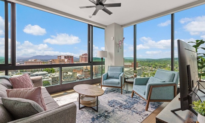 Downtown Asheville Condominio | 'Blue Ridge Escape' a Dog-Friendly Downtown Condo w/ Mountain Views