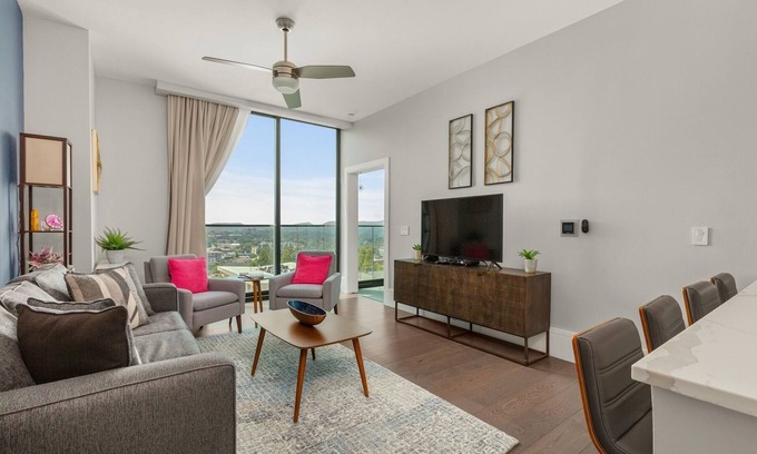 Downtown Asheville Condominio | 'Southern Exposure' a Dog-Friendly Downtown Asheville Condo w/ Mountain Views