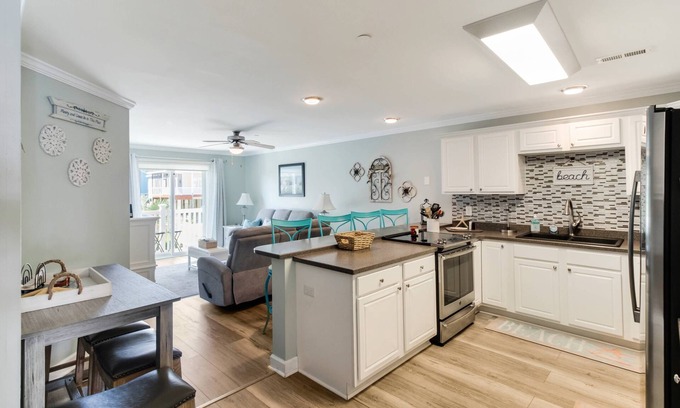 Long Beach Condominio | 15% Off Stays 8/2 - 11/2 - Gorgeous 2 BR Condo in Ocean Walk, Dogs Welcome, Near Ocean, Large Pool