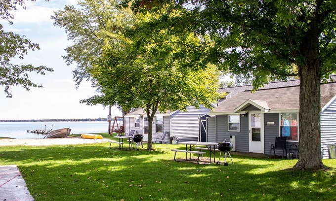 Houghton Lake Complejo | 15 Steps from the Lake