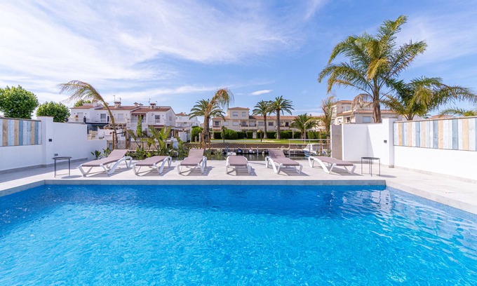 Empuriabrava Chalet De Esquí | 150-Preciosa casa al canal con piscina y amarre en Empuriabrava-Empurialola
