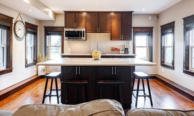 Perth South Casa | 1500 sf: 2 level, cozy, modern guest suite. private entry. close to amenities